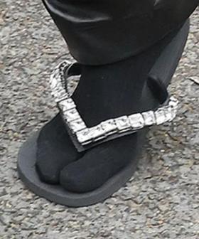 IT'S FASHUN DARLING: Kanye Rocks Socks & Thongs